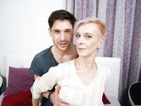 Belinda Včela - Staršia manželka