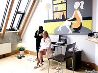 Silvia Saint pózuje na schodoch