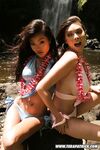 Lucy L a Tera Patrick pri vodopáde