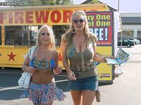 Jessica Moore a Kelly Madison majú trojku