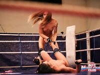 Avril Sun a Eve Sanders v ringu pre lesbické showdown
