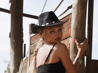 Destiny Cruz na farme mastiace