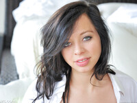 Aurora Monroe vzrušuje jej diery