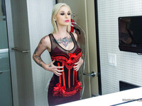 Kleio Valentien tetovaná blondínka