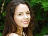 Arina ukazuje svoje telo v lese