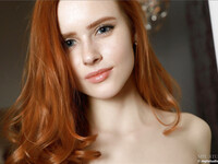 Bella veľmi tenká červenovláska
