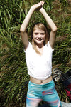 Hannah Hays v záhrade