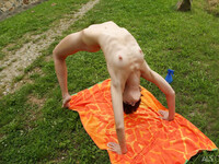 Miky Láska masturbuje na nábreží