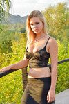 Lacey Johnson, veľká blondínka