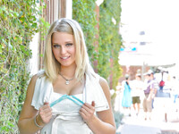 Lacey Johnsonová sa predvádza