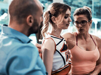 Cory Chase a Mackenzie Moss jebe v trojke