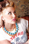 Candy Monroe miluje čierneho vtáka