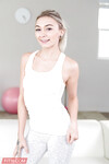 Rozkošné blonďavé mláďa s malými plechovkami je o tom dostať vyjebané fotografie (Chloe Temple)
