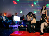 Skupinový sex v swinger bare