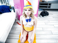 Malá sex bábika Coco Lovelock má sex s perverzným starým mužom