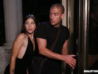 Isabel Moon robí jej pompéznemu priateľovi lepšie