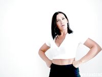 Black-haired housewife s veľkými kozami dostane požadované análne potešenie