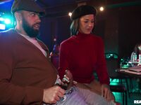 Pokušenie Brown Evelin Stone sa stará o veľkého čierneho vtáka