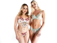 Blonde lesbičky anál v obývacej izbe
