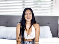 Dlhovlasá latinská krása Serena Santos dostane tvrdý jeb v zákulisí