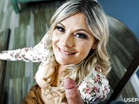 Ellie Tayová zrelá blondína s guľatými prsiami sa zblázni z lízatiek predtým, než sa poriadne pojebe