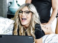 Ellie Tayová zrelá blondína s guľatými prsiami sa zblázni z lízatiek predtým, než sa poriadne pojebe