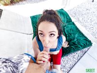 Zvodca s dlhými vlasmi Selena Ivy má vtáka vonku