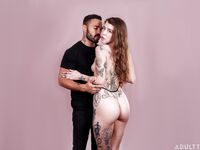 Vytetované telo Edena Ivy zvádza milovníka brady oholenou kundou