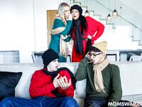 Mona Azar a Bunny Madison pracujú v obývačke