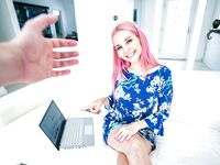 Ružovo vlasy dospelé dievča Aaliyah Láska dostane chladnú dávku v zákulisí