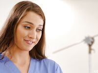 Jennifer White a Bella Rolland nech ten šťastný chlap pracuje v posteli