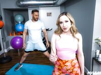 Flexibilný milf Alaina Taylor dostane zničujúci kokot na podlahe