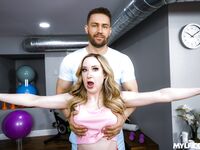 Flexibilný milf Alaina Taylor dostane zničujúci kokot na podlahe