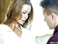Nicole Aniston sa zohreje so svojou obľúbenou hrou predtým, než ju pojebú