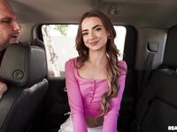 Silné telo Nikki Nicole vnútri a von z auta dostane tvrdý sex