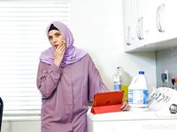 Nenásytná arabská mama prehĺta chvost Anny Cummingsovej najhlbšiu