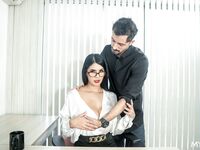Kundička Amanda Králik je olizovaná a jebaná na stôl