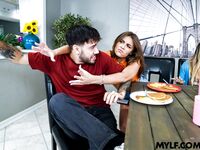 Vivianne Desilva a Selina Bentz majú tvrdý sex na zemi