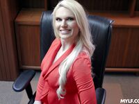 Dlhovlasý milf Sydney Davis šuká sebavedomého režiséra