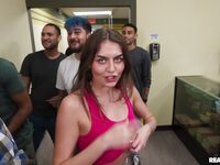 Selina Bentz malá suka dostane svoju fajku brutálne v prdeli