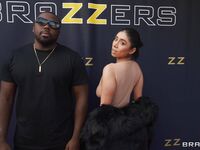 Violet Myers nasáva a jazdí na veľkom čiernom dreve na sústruženie orgazmus