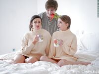 Je to úžasný trojcestný kokot s Macy Meadows a Penny Barberovou