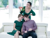 Je to úžasný trojcestný kokot s Macy Meadows a Penny Barberovou