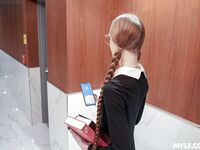 Dlhá čiernovlasá knihomoľ s okuliarmi je v prdeli v prepichnutých pančuchách