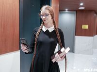 Dlhá čiernovlasá knihomoľ s okuliarmi je v prdeli v prepichnutých pančuchách
