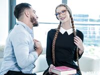 Dlhá čiernovlasá knihomoľ s okuliarmi je v prdeli v prepichnutých pančuchách