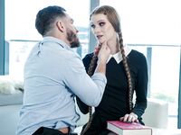 Dlhá čiernovlasá knihomoľ s okuliarmi je v prdeli v prepichnutých pančuchách
