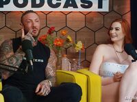 Tattomed dievčatá Abigail Morris a Toochi Kaš zdieľajú červeného vlka