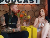 Tattomed dievčatá Abigail Morris a Toochi Kaš zdieľajú červeného vlka