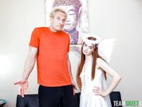 Redheaded Reese Robbins dostane slušnú jebačku v obývačke